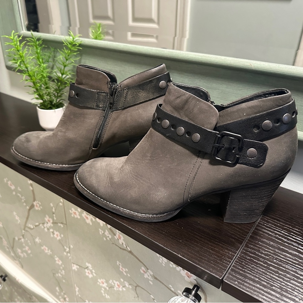 New and Unworn Paul Green Size 7 Suede Gray and Black Boots